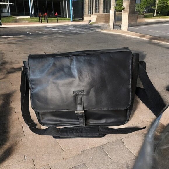 Kenneth Cole Laptop Messenger Bag - Picture 1 of 9